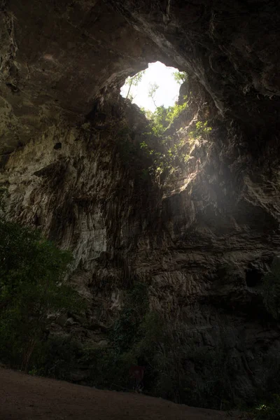 Sunlight shines through the  Than Lot Yai Cave ( Chaloem Rattana — Stock Photo, Image