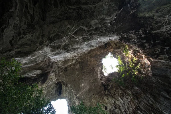 Sunlight shines through the  Than Lot Yai Cave ( Chaloem Rattana — Stock Photo, Image