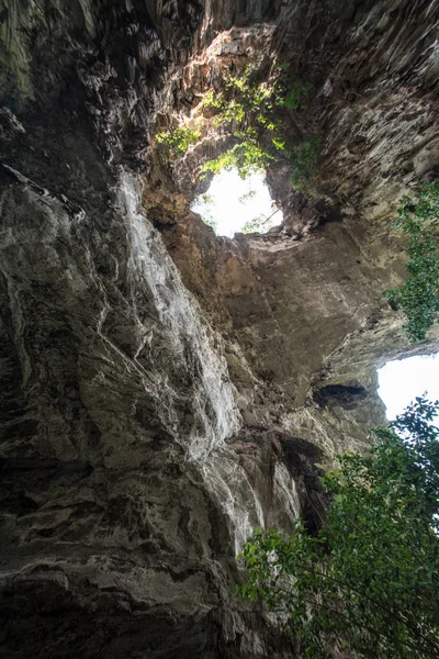 A luz do sol brilha através da caverna Than Lot Yai (Chaloem Rattana — Fotografia de Stock