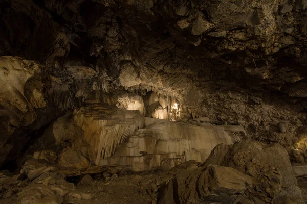 Tham än hel Noi grotta, Chaloem Rattanakosin National Park, Kan — Stockfoto