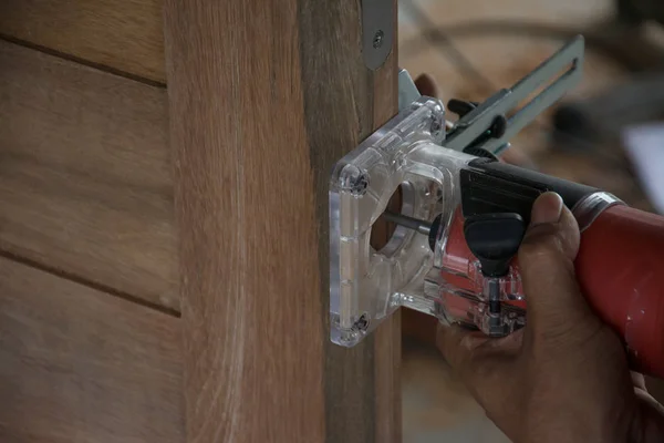 Montaż drzwi, pracownik użyć do drewna elektryczne routera fo rin — Zdjęcie stockowe