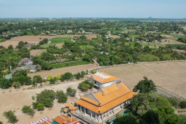 pirinç alan ve köyü yakınlarında Wat Tham Sua(Tiger Cave Temple), Top