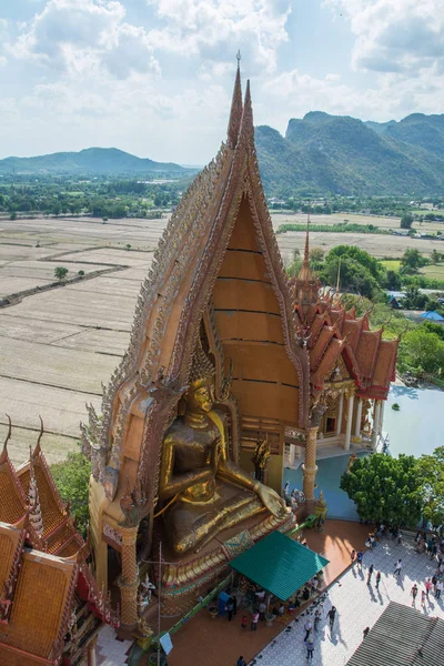 Ovanifrån från pagoden, gyllene buddhastaty med risfält och berg bakgrund, Wat Tham Sua(Tiger Cave Temple), Kanchanburi, Thailand — Stockfoto