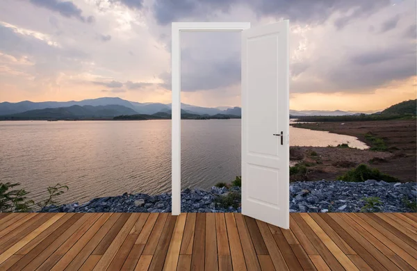 Landschaft hinter der sich öffnenden Tür — Stockfoto