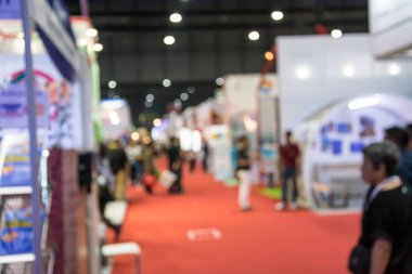Sergide yürüyen soyut insanlar bulanık arkaplan