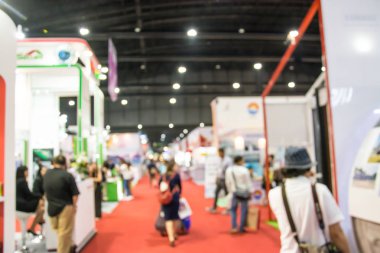 Sergide yürüyen soyut insanlar bulanık arkaplan