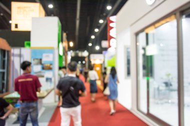 Sergide yürüyen soyut insanlar bulanık arkaplan