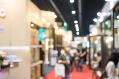 Sergide yürüyen soyut insanlar bulanık arkaplan