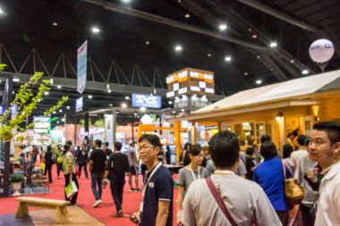 Sergide yürüyen soyut insanlar bulanık arkaplan