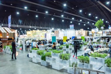 Sergide yürüyen soyut insanlar bulanık arkaplan