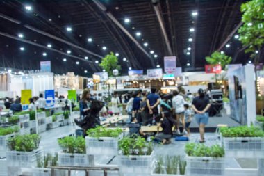 Sergide yürüyen soyut insanlar bulanık arkaplan