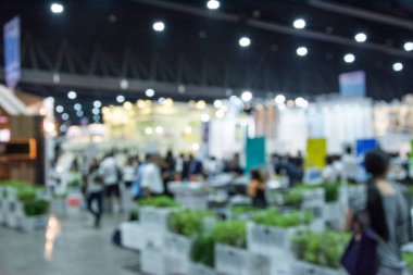 Sergide yürüyen soyut insanlar bulanık arkaplan