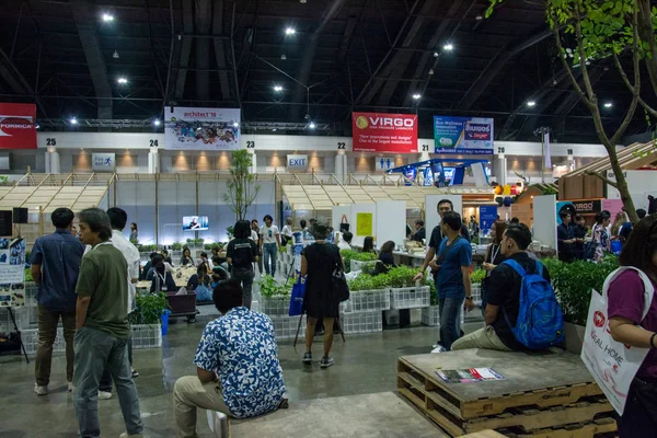 NONTHABURI - 6 DE MAYO DE 2017: Gente caminando en la exposición Architect '17  . —  Fotos de Stock