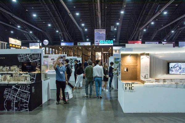 NONTHABURI - 6 DE MAYO DE 2017: Gente caminando en la exposición Architect '17  . — Foto de Stock