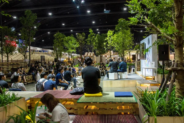 Nonthaburi - 6 mei 2017: Mensen lopen in Architect expo'17 . — Stockfoto