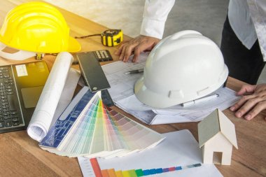 dizüstü bilgisayar, modeli ve planları ahşap sekmesinde çalışma mimar