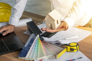 dizüstü bilgisayar, modeli ve planları ahşap sekmesinde çalışma mimar
