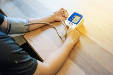 Modern dijital ekipmanla kan basıncını kontrol ediyorum.