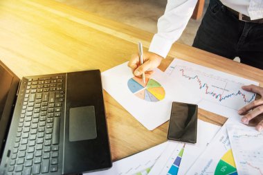 Dizüstü bilgisayar ve belgeler üzerinde ahşap masa çalışma iş adamı