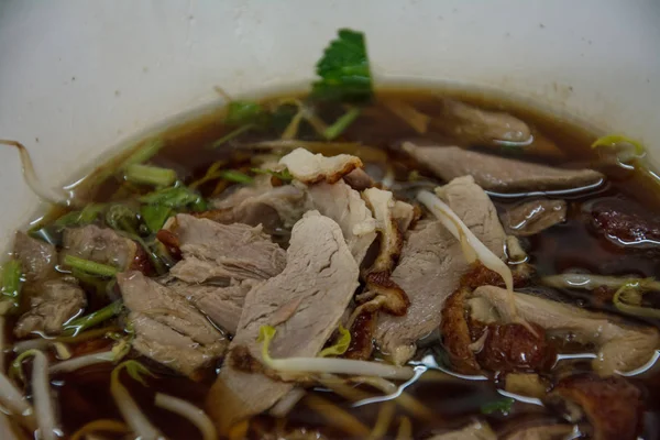 Receta de sopa de fideos de pato asado chino — Foto de Stock