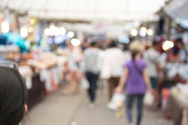 İnsanlar markette bulanık görüntü
