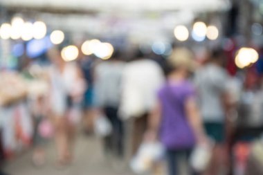 İnsanlar markette bulanık görüntü