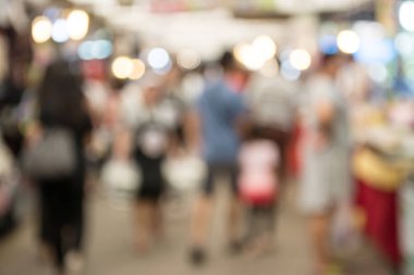 İnsanlar markette bulanık görüntü