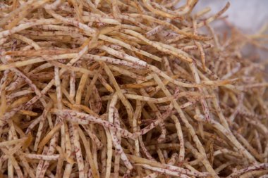 Kızarmış şeker, taro çiplerle Tay tatlı