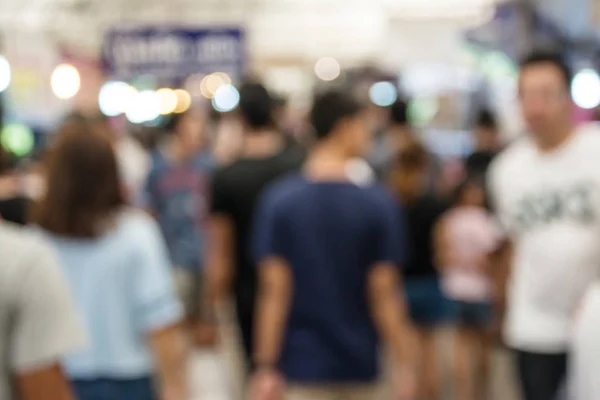 Imagem turva das pessoas que caminham no mercado — Fotografia de Stock