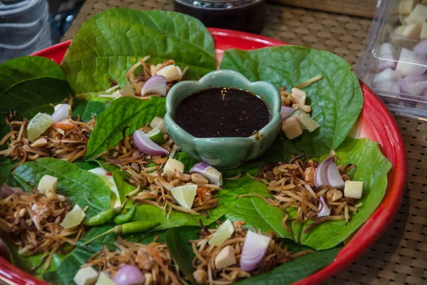 Tuzlu yaprak sarar (Miang Kham), Tay geleneği gıda — Stok fotoğraf