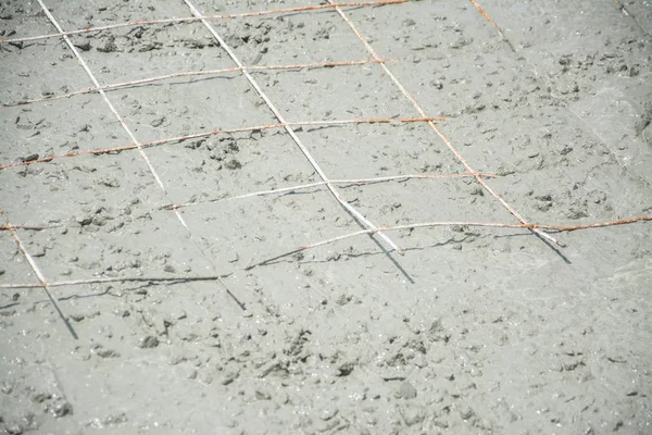 Islak Beton tel kafes çelik takviye dökülür — Stok fotoğraf