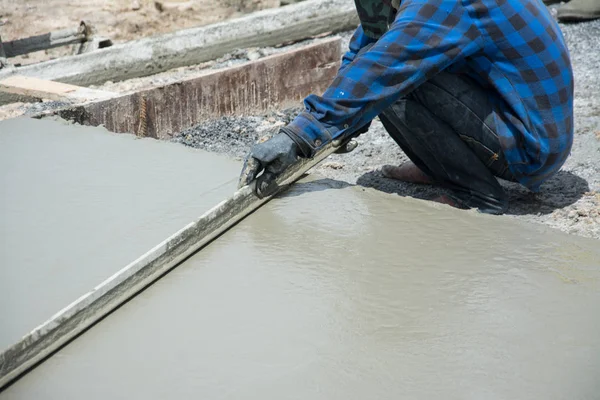 Utjämningen betong med mursleven hällde arbetare sprider concret — Stockfoto