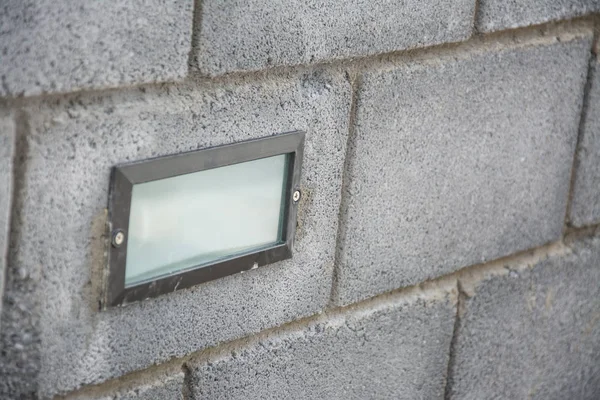 Lampe moderne sur mur de bloc de béton — Photo