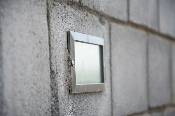 Lámpara moderna en la pared de bloque de hormigón — Foto de Stock