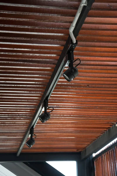 Lâmpada moderna com teto de madeira — Fotografia de Stock