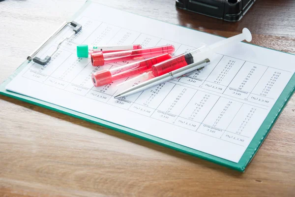 Wissenschaftler mit Reagenzglas forscht im klinischen Labor. — Stockfoto