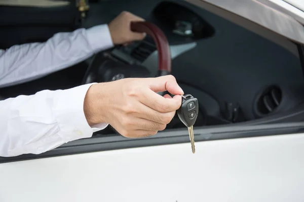 Mano con las llaves del coche en el coche —  Fotos de Stock