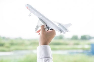 Adamın elini tutarak uçak 
