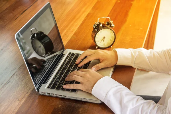 Uomo d'affari che lavora con laptop, documenti e caffè su legno — Foto Stock