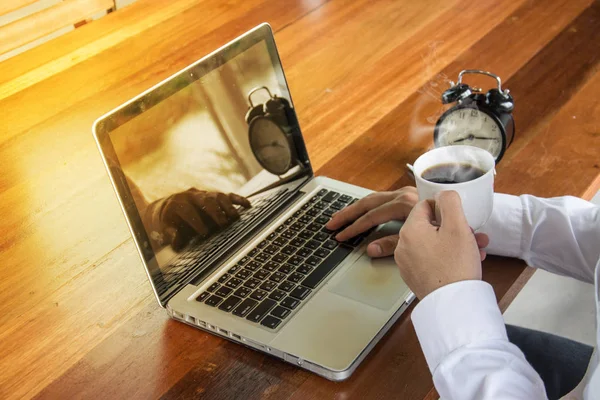 Uomo d'affari che lavora con laptop, documenti e caffè su legno — Foto Stock