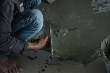 İnşaat Duvarında Sıvacı Beton İşçisi 