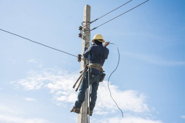 Elektrikçi elektrik kutup mavi gökyüzü ile çalışma