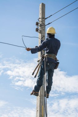 Elektrikçi elektrik kutup mavi gökyüzü ile çalışma