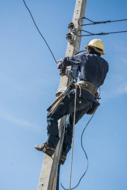 Elektrikçi elektrik kutup mavi gökyüzü ile çalışma