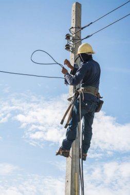 Elektrikçi elektrik kutup mavi gökyüzü ile çalışma