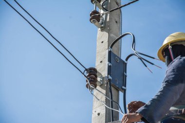 Elektrikçi elektrik kutup mavi gökyüzü ile çalışma
