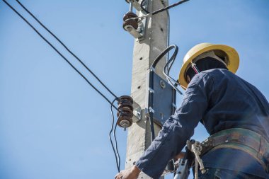 Elektrikçi elektrik kutup mavi gökyüzü ile çalışma