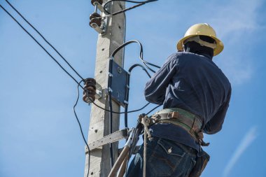Elektrikçi elektrik kutup mavi gökyüzü ile çalışma