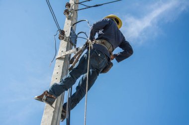 Elektrikçi elektrik kutup mavi gökyüzü ile çalışma