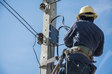 Elektrikçi elektrik kutup mavi gökyüzü ile çalışma